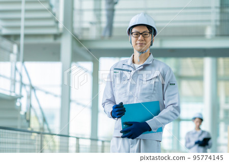 在大倉庫工作的年輕人 95774145