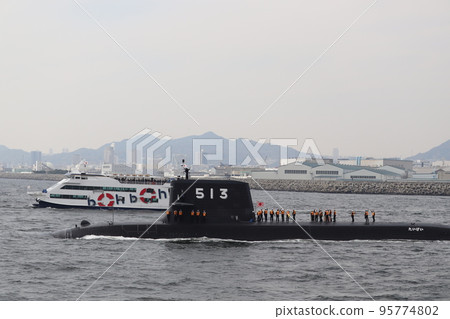 海上自衛隊潛艇大歌為觀光船送行 95774802