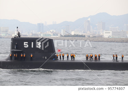 船員們在海上自衛隊潛艇“台歌”號上排成一列 船員們在海上自衛隊潛艇“台歌”號上排成一列 95774807