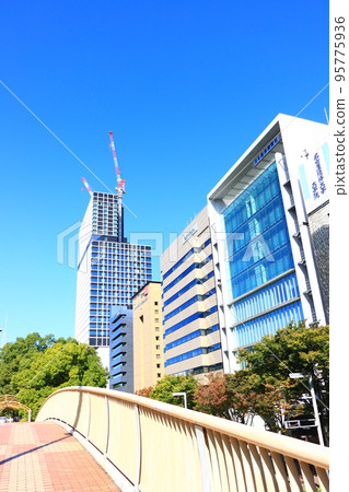 名古屋市摩天大樓林立的久屋大通街的風景 名古屋市摩天大樓林立的久屋大通街的風景 95775936