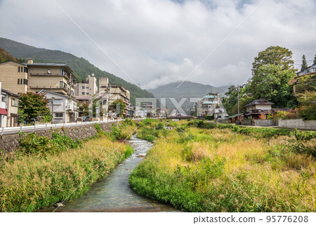 《長野縣》湯田中澀溫泉街景陽瀨川 《長野縣》湯田中澀溫泉街景陽瀨川 95776208