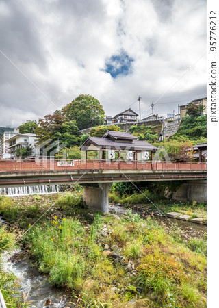 《長野縣》湯田中澀溫泉街景陽瀨川 95776212