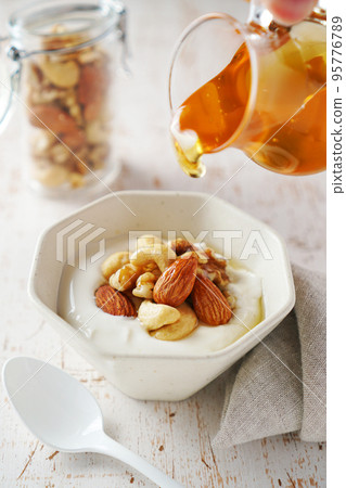 Mixed nuts and yogurt with honey 95776789