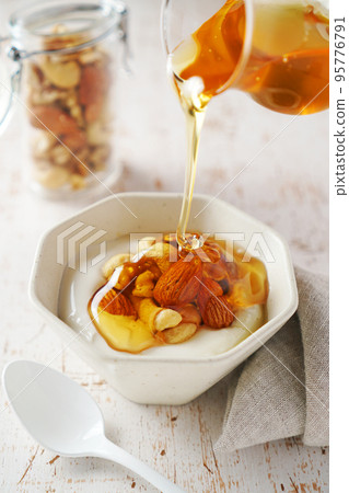Mixed nuts and yogurt with honey 95776791