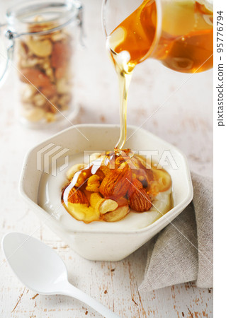 混合堅果和酸奶加蜂蜜 95776794