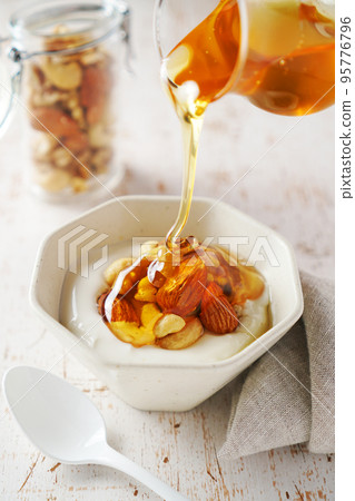 Mixed nuts and yogurt with honey 95776796