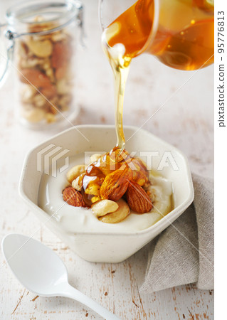 Mixed nuts and yogurt with honey 95776813