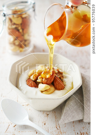 Mixed nuts and yogurt with honey 95776839