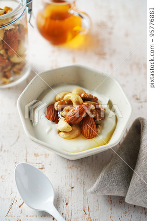 Mixed nuts and yogurt with honey 95776881