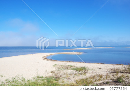 Morning scenery of Nakaumi with thick fog 95777264