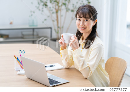 一位女士在客廳遠程辦公。 95777277