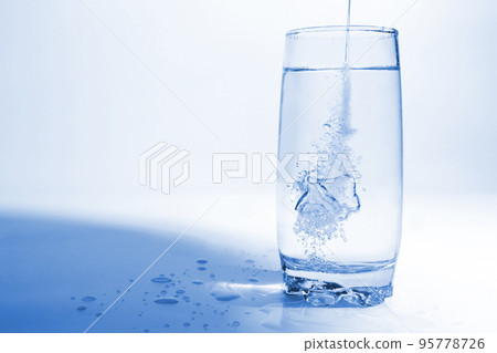 water drops in transparent glass with bubbles of air water drops in transparent glass with bubbles of air 95778726