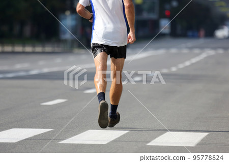 feet running athlete at the distance of a marathon 95778824