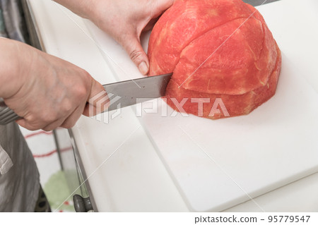 [Middle housewife makes cut watermelon] 95779547
