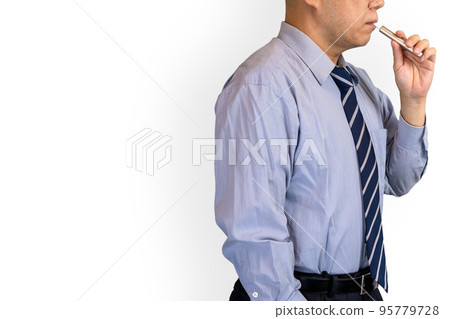 抽著熱香煙的商人 95779728