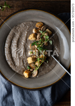 Healthy mushroom soup with crackers Healthy mushroom soup with crackers 95780073