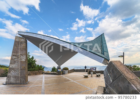 [Kyushu/Sasebo] A shelter in the shape of a delta wing by Mr. Yoshikatsu Tsuboi standing at Yumihari Observatory. 95780233