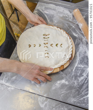 Hands closing the Ossetian pie stuffed with minced meat Hands closing the Ossetian pie stuffed with minced meat 95781021