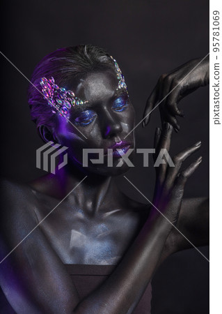 Pretty woman with creative makeup on her face 95781069