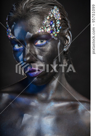 Portrait of nice woman 95781099