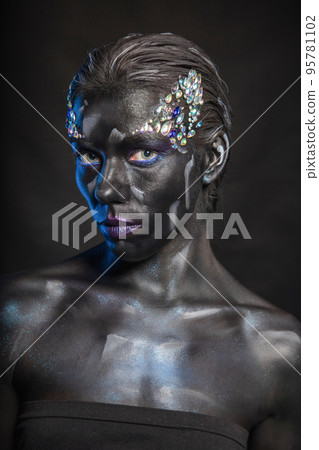 Portrait of beautiful woman 95781102