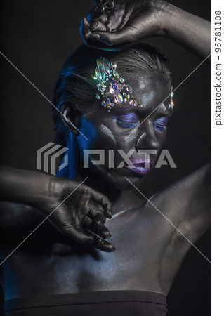 Portrait of cute woman 95781108