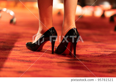 穿細高跟鞋的女性腳 95781521
