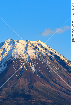 秋天的場景，富士山的特寫鏡頭被雪覆蓋 95781829