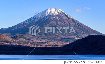 深秋場景，富士山和本栖湖被雪覆蓋 95781844