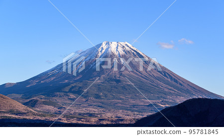 深秋場景，富士山和本栖湖被雪覆蓋 95781845