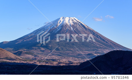 深秋場景，富士山和本栖湖被雪覆蓋 95781846