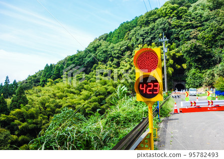 Construction signals (temporary signals) installed at construction sites Construction signals (temporary signals) installed at construction sites 95782493