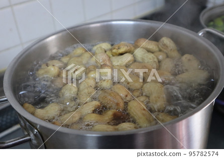 Scenery of boiling peanuts in a large pot of boiling water Scenery of boiling peanuts in a large pot of boiling water 95782574