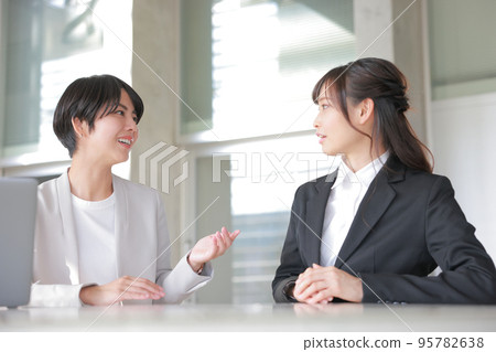 Coaching_Female member who noticed the evaluation from her boss 1 95782638