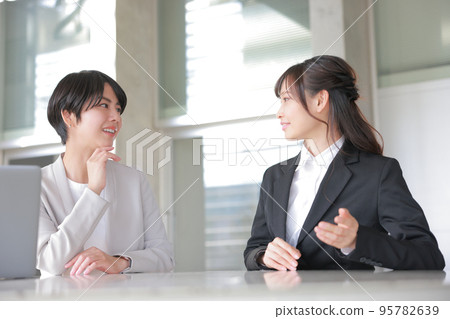 Coaching_Female member talking about her achievements to a female manager_1 95782639
