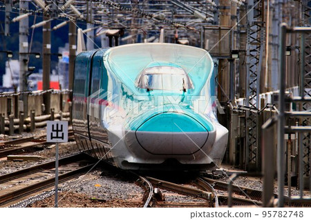 E5/H5 series at Fukushima Station on the Tohoku Shinkansen 95782748