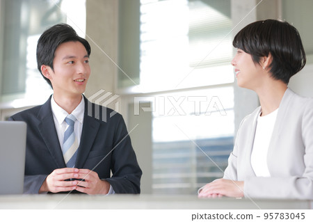 教練_一位男經理告訴一位女會員這個學期的評價_1 95783045