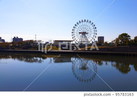 Arakawa Amusement Park's New Ferris Wheel and Tokyo Skytree Aozora Duck Arakawa Amusement Park's New Ferris Wheel and Tokyo Skytree Aozora Duck 95783163