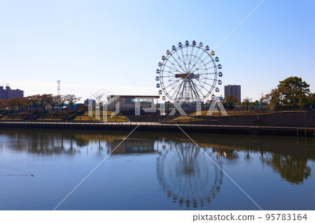 荒川遊樂園的新摩天輪和東京晴空塔 Aozora Duck 荒川遊樂園的新摩天輪和東京晴空塔 Aozora Duck 95783164