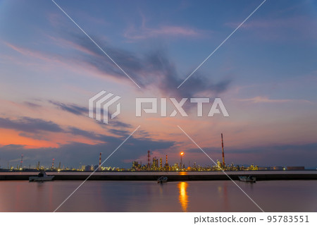 Factory night view and sunset (Oita City, Oita Prefecture) 95783551