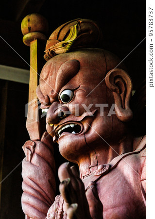 安裝在宮島彌山山道上的仁王像 安裝在宮島彌山山道上的仁王像 95783737