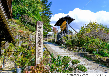 中山道馬籠宿紀念碑和佈告欄 95783997