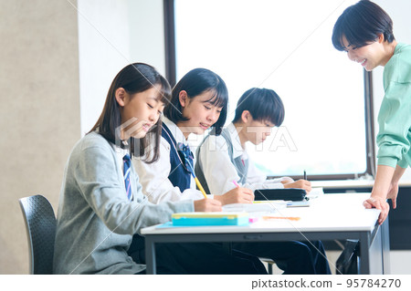 Junior high school students studying, teachers giving guidance, high school entrance exams Junior high school students studying, teachers giving guidance, high school entrance exams 95784270