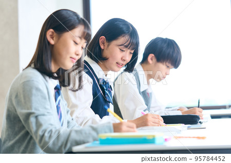 Male and female junior high school students studying 95784452