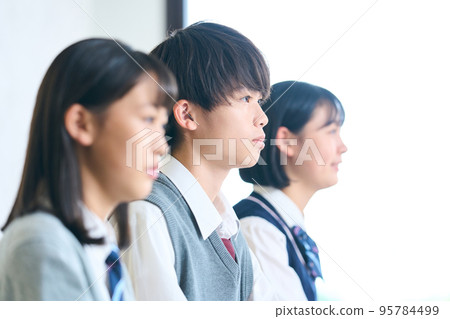 男女初中學生學習 95784499