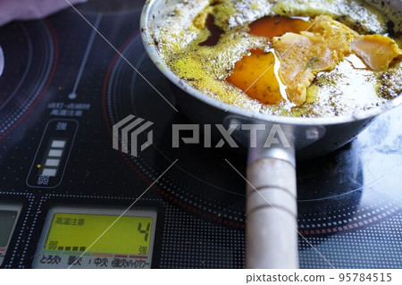 蜂蠟塊的產生 在熱水中低溫重新熔化分離的蜂蠟 蜂蠟塊的產生 在熱水中低溫重新熔化分離的蜂蠟 95784515