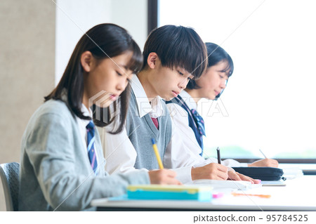 Male and female junior high school students studying 95784525