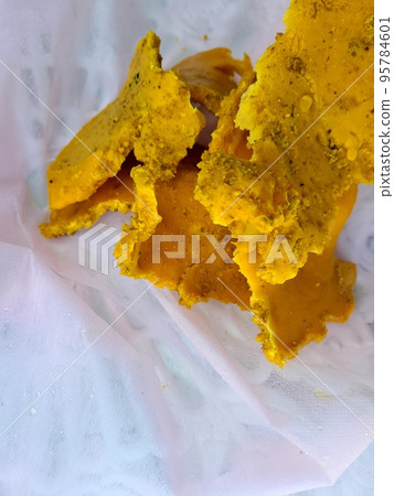 蜂蠟塊的生產 蜂蠟從熱水中分離並半固化 95784601