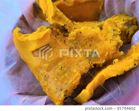 蜂蠟塊的生產 蜂蠟從熱水中分離並半固化 蜂蠟塊的生產 蜂蠟從熱水中分離並半固化 95784602