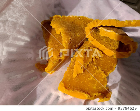 蜂蠟塊的生產 蜂蠟從熱水中分離並半固化 95784629